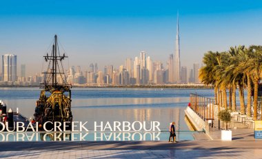 Dubai, BAE - 02.11.2022 - Kara inci korsan gemisinin kopyası, yüzen bir restoran olarak kullanılıyor ve Dubai dere limanına yanaşıyor..