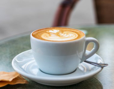 Bir fincan cappuccino yakın çekim