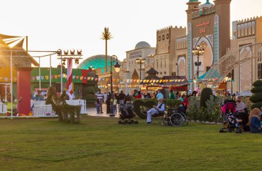 Dubai, BAE - 02.11.2022 Küresel bir köy içinde.