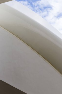 Modern binanın dış görünüşünün bir kısmı.