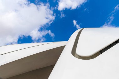 Modern binanın dış görünüşünün bir kısmı