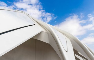 Modern binanın dış görünüşünün bir kısmı