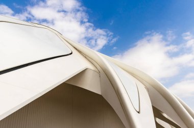 Modern binanın dış görünüşünün bir kısmı