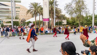 Dubai, BAE - 02.11.2022 - Fuar 2020 'de sokak sanatçıları.