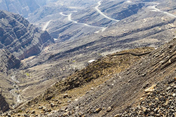 Dağlık bölgedeki teleferik hattındaki insanlar
