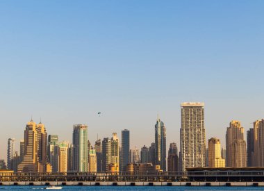 Dubai, BAE - 02.20.2022 Dubai Marina bölgesinde bir kulenin görüntüsü