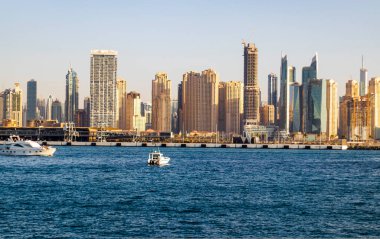 Jumeirah sahilindeki bir kulenin manzarası.