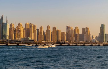 Dubai, BAE - 02.20.2022 Jumeirah plaj bölgesindeki bir kulenin görüntüsü.