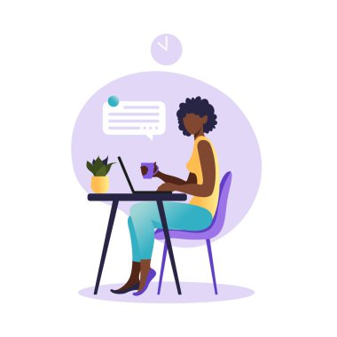 Masada dizüstü bilgisayarla oturan Afrikalı Amerikalı kadın. Bilgisayarda çalışıyorum. Serbest meslek, çevrimiçi eğitim veya sosyal medya kavramı. Evden çalışıyor, uzaktan çalışıyor. Düz stil. Vektör illüstrasyonu.