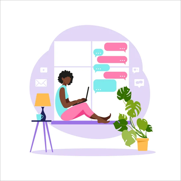 非洲裔美国妇女坐在笔记本电脑。在电脑上工作自由、在线教育或社交媒体概念。自由职业或学习概念。平面风格的现代矢量图解. — 图库矢量图片