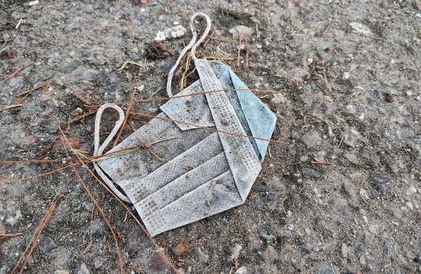 Kirli Kullanılmış Yüz Maskesi. Yeni Ekoloji Sorunu.