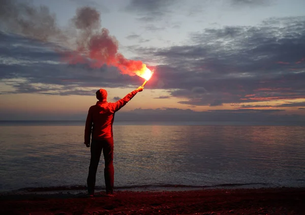 Losted Man Een Strand Holding Emergency Fire Rescue Concept — Stockfoto