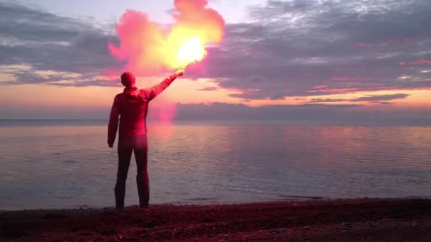 Losted Man Plaży Holding Awaryjnego Pożaru Pojęcie Ratownictwa — Wideo stockowe