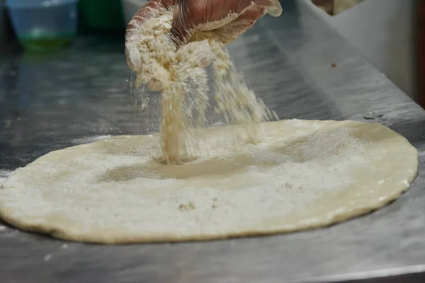 Flower Being Sprinkled Pizza Dough — Stockfoto