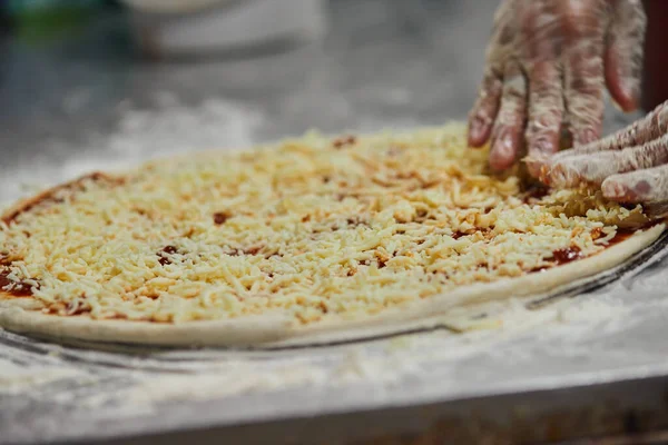 Cheese Pizza Being Made — Stockfoto