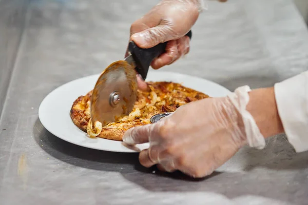 Cutting Hot Seashell Pizza Shrimp Tomatoes — Stockfoto