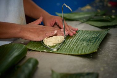 El Salvador 'dan gelen Rigua yemeği tamale yaprağı hazırlıklarına yerleştirildi.