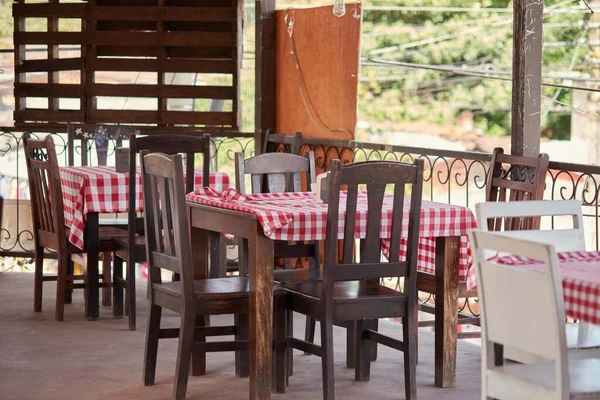 Restoran masaları ve sandalyeler terasta.