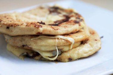 El Salvador 'dan Pupusas' a yakın beyaz bir tabakta izole edilmiş.