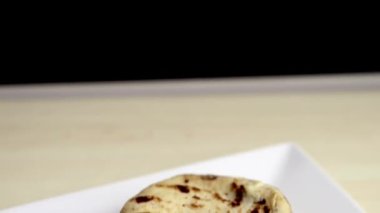 El Salvador 'un ağız sulandıran fasulye ve peynir karışımıyla doldurulmuş nefis pupalarının macro yakın çekim videosu el yazısıyla servis ediliyor.
