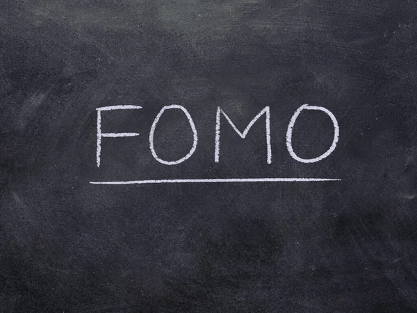 黑板背景上的Fomo概念词 — 图库照片
