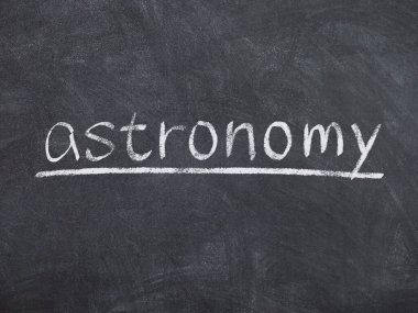 Karatahta arka planında astronomi kavramı kelimesi