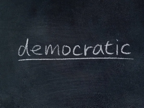 黑板背景下的民主概念词 — 图库照片