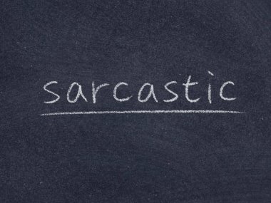 Tahta arka planda iğneleyici kavram kelimesi