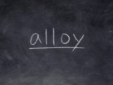 karatahta arka planında alaşım konsepti kelimesi