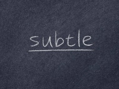 Tahta arka planda ince bir kavram kelimesi