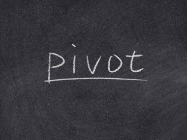 karatahta arka planında pivot kavramı kelimesi