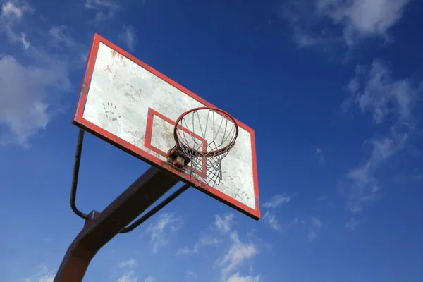 Basketbol Potası Bulutlu Gökyüzü Boyutlu Görüntüleme — Stok fotoğraf