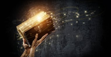      Sihirli bir antika kitabı açıyorum                          