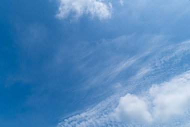 Mavi gökyüzü beyaz bulutlar ve güzel kabarık kümülüs bulutu, bulutlu arka plan.