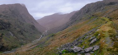 İngiltere 'nin Lake District bölgesindeki Honister Geçidi' ne bakın.