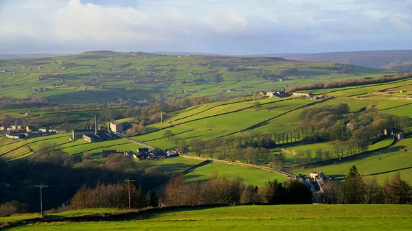 İngiltere 'nin Yorkshire kentindeki tepelere doğru uzanan bir vadiye bakın..