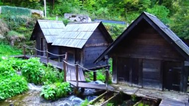 Bosna-Hersek 'te Pliva Nehri üzerindeki geleneksel su değirmenleri.