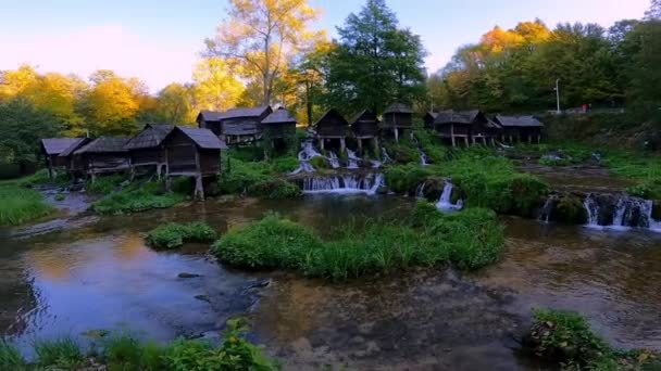 Traditionelle Wassermühlen Fluss Pliva Bosnien Und Herzegowina — Stockvideo