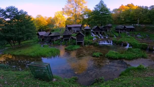 Bosna Hersek Pliva Nehri Üzerindeki Geleneksel Değirmenleri — Stok video