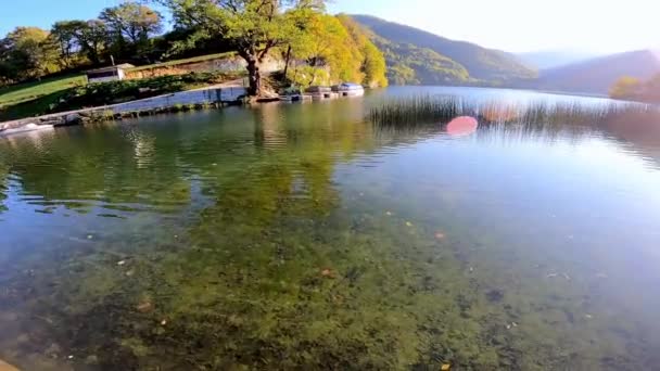 ボスニア ヘルツェゴビナのプリヴァ湖への眺め — ストック動画