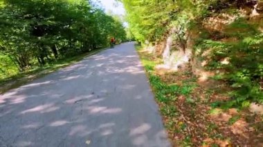 Banjaluka, Bosna-Hersek, 21 Eylül 2021: Bosna-Hersek 'in Banjaluka kentindeki Banj Tepesi' nde yürüyüş yapan insanlar.