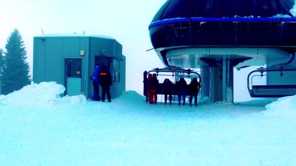 Jahorina Bosnia Herzegovina January 2021 Skiers Ski Lift Cold Windy — Stock videók