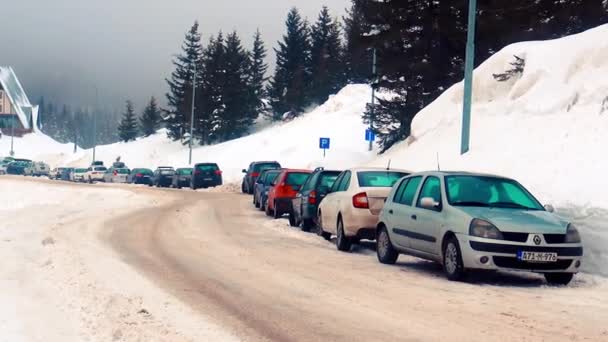 Jahorina Bosnia Herzegovina Stycznia 2021 Widok Samochody Zaparkowane Wzdłuż Ulicy — Wideo stockowe