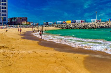 Dubai, BAE, 13 Mart 2021: Dubai, BAE 'deki kumlu plaj manzarası.