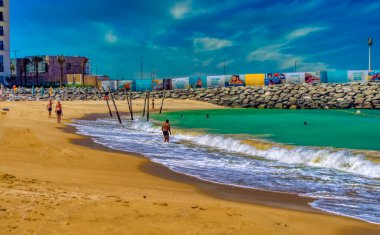 Dubai, BAE, 13 Mart 2021: Dubai, BAE 'deki kumlu plaj manzarası.