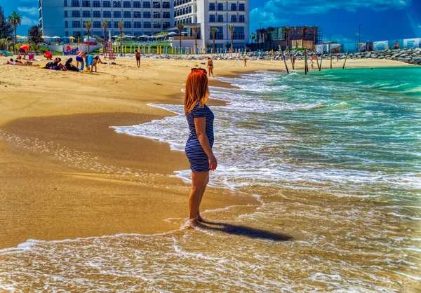 2021年3月13日 阿联酋迪拜 在阳光普照的日子里 一位妇女站在沙滩上 站在海里 — 图库照片