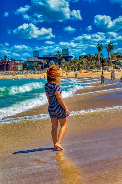 Dubai Оае Березня 2021 Жінка Стоїть Морі Піщаним Пляжем Сонячний — стокове фото