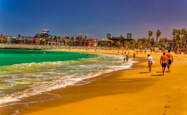 Dubai, BAE, 13 Mart 2021: Dubai, BAE 'deki kumlu plaj manzarası.