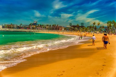 Dubai, BAE, 13 Mart 2021: Dubai, BAE 'deki kumlu plaj manzarası.