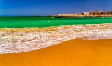 Dubai, BAE 'deki kumlu sahile bak..